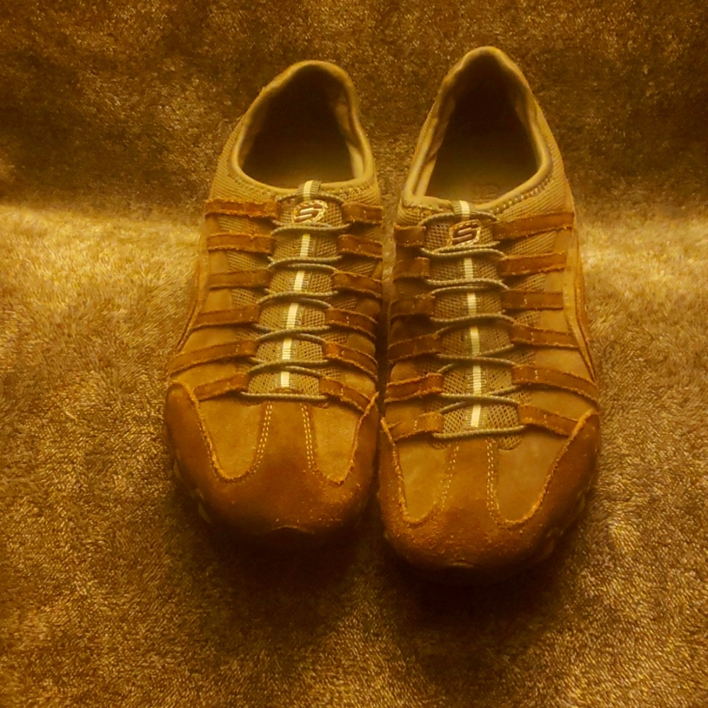 Women's Skecher's sneakers size 7.